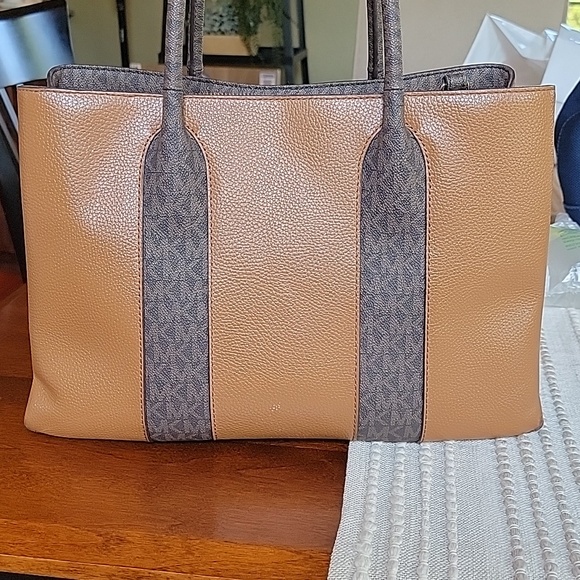 Purse - Picture 2 of 13